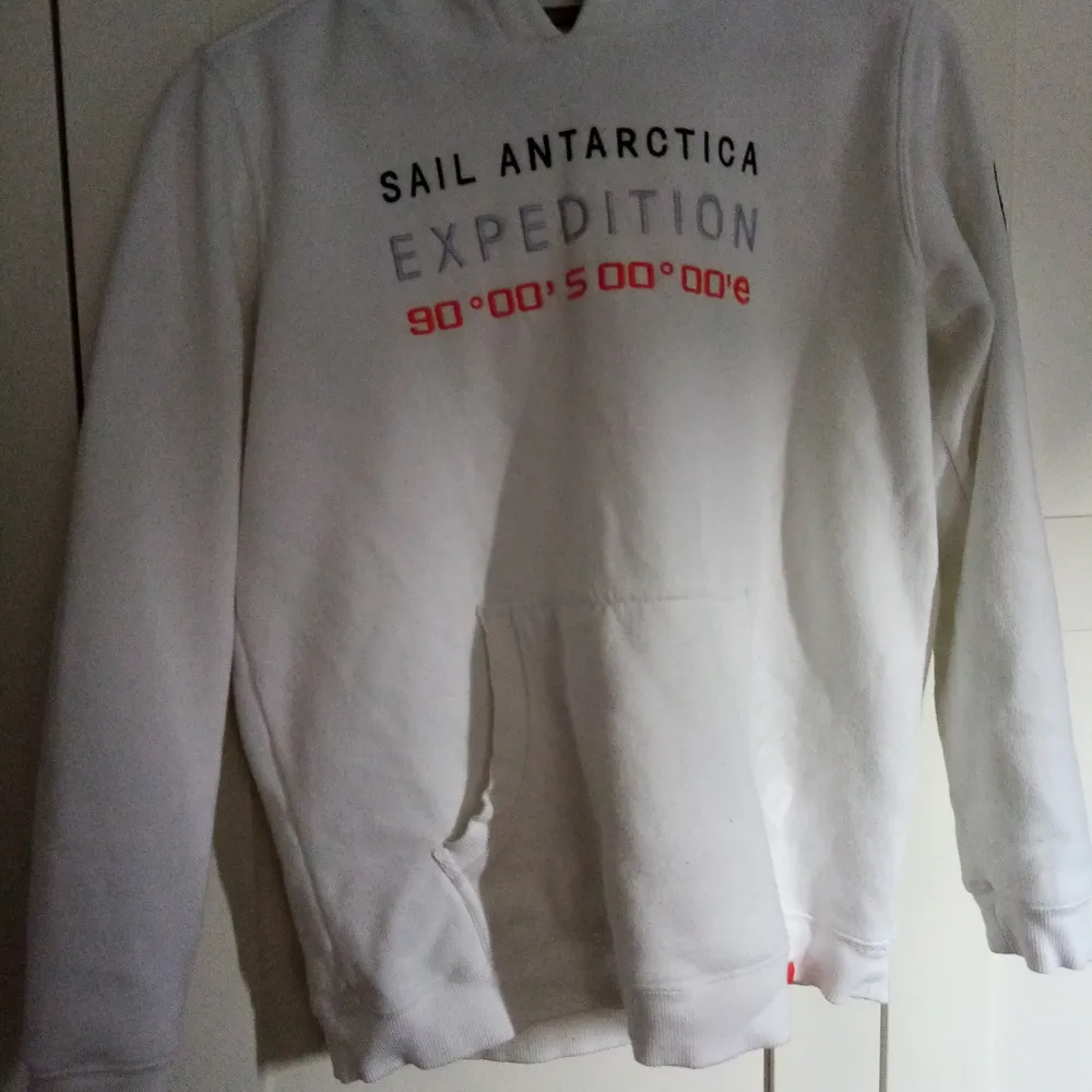 Smyg vit hoodie från Sail Racing. . Hoodies.