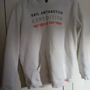 Smyg vit hoodie från Sail Racing. 