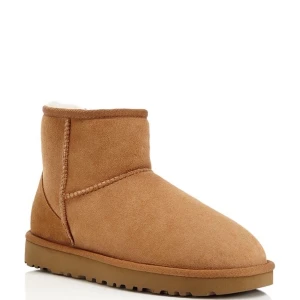 Ugg classic mini boots - Säljer dessa superfina ÄKTA!! uggs i jättebra skick. Använda någon vinter men de har fortfarande mycket kvar att ge! Köp direkt för 500kr inkl frakt! Storlek 36/37 funkar för båda! Supervarma och mysiga på vintern! Original kokartong följer med!