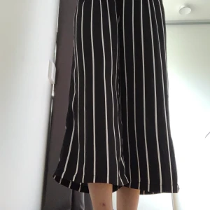 Randiga byxor - Randiga byxor med vida ben🤩 lite kortare i benen men supersköna på sommaren🐢 köpt i Spanien på stradivarius