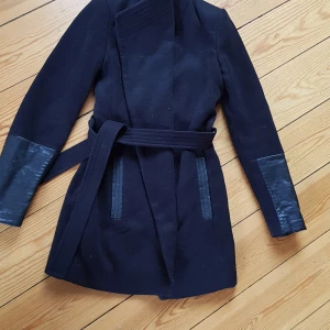 Höstkappa  - Fin höstkappa från Vero moda. Fakeläderdetaljer på fickor och ärmar. Använd i gott skick, Inga synliga skavanker.