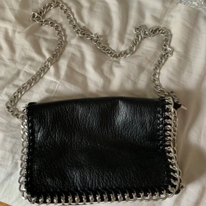 Svart kedjeväska - Jättefin kjedjeväska, knappt använd. Den är från scorett och säljer den för 200 kr.