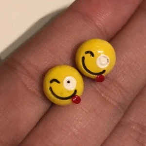 Smiley örhängen - Smiley örhängen ifrån glitter om jag inte minns fel. Som det syns på första bilden så har ena örhänget ingen pupill. De är använda en del men självklart görs de rent ordentligt innan jag skickar. Köpare står för frakt, står ej för postens slarv.