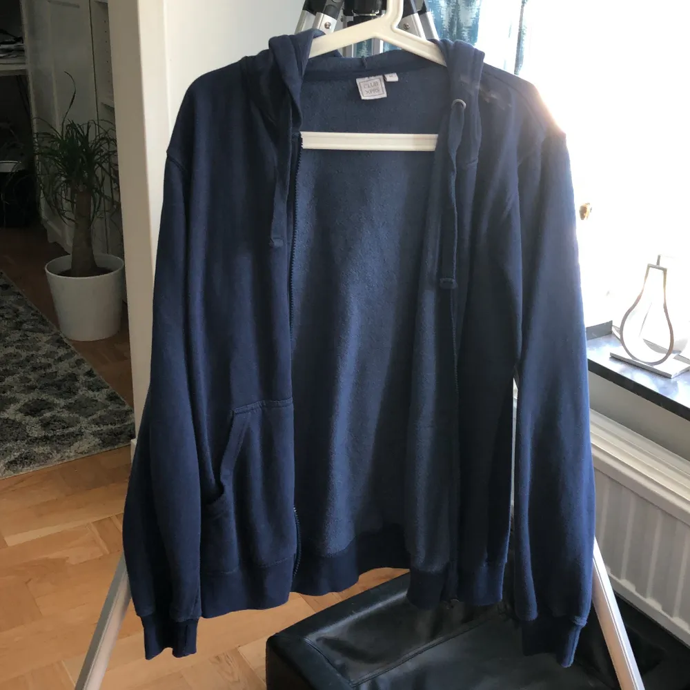 mörkblå hoodie från club xprs i bra skick! är lite noppig pga att materialet är rätt budget. passar bra till allt!. Hoodies.