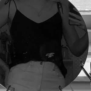 satin linne från & other stories - Så fint svart satin/silkes linne med band som man knyter vid axlarna! Frakt 50kr 