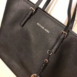 Michael Kors jet set travel tote - Köpt för ett par år sedan, sparsamt använd. Inga fel på väskan. Fler bilder och videos kan skickas.