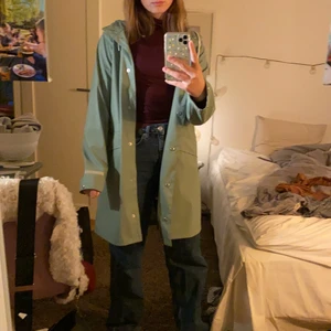 Regnjacka - Fin mintgrön regnjacka! Knappt använd☔️ (passar även S, jag är S)