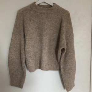 Stickad tröja  - Knappt använd stickad ulltröja från H&M, nypris 400kr 