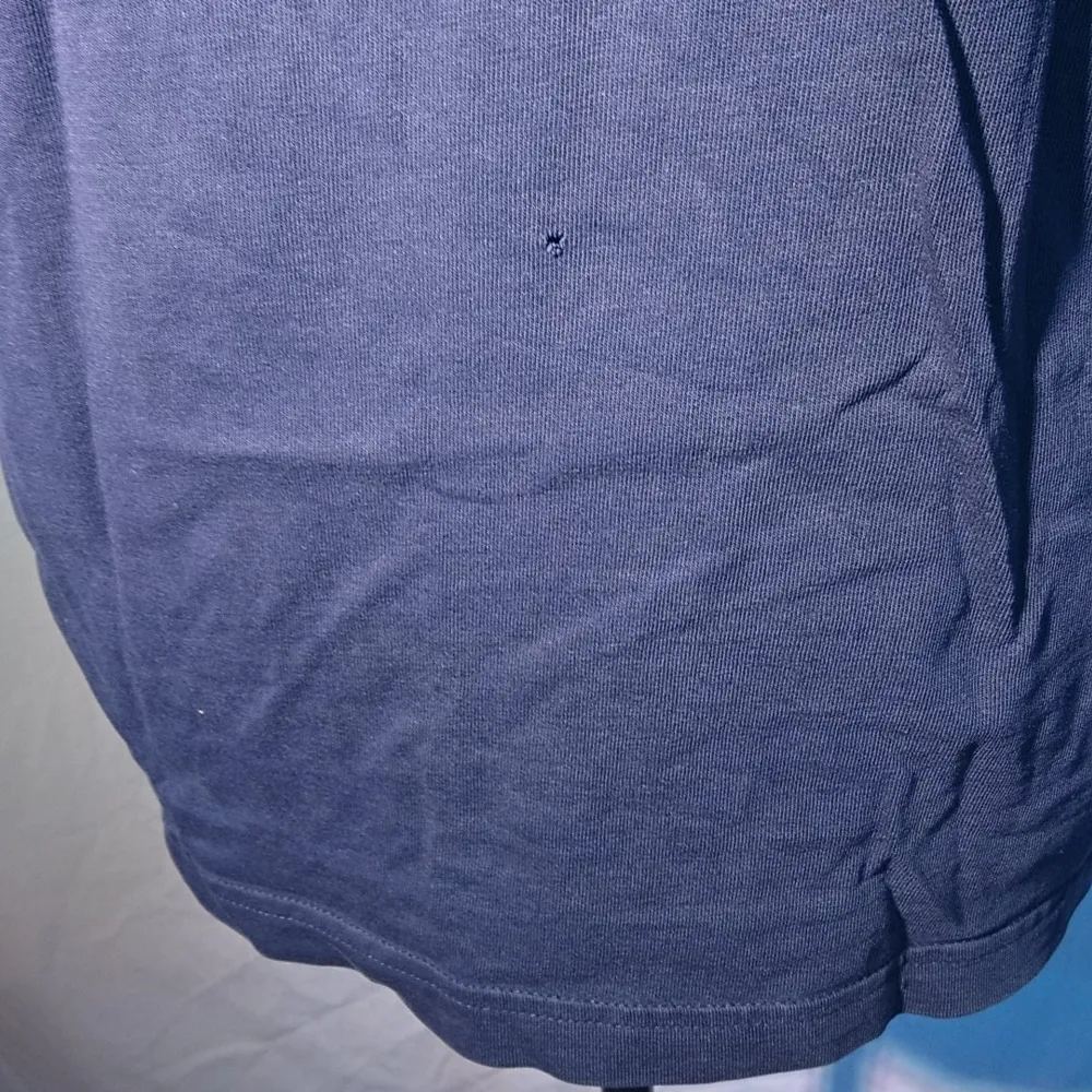 Mörkblå champion t-shirt, litet minihål nere på ryggen som syns på andra bilden. T-shirts.