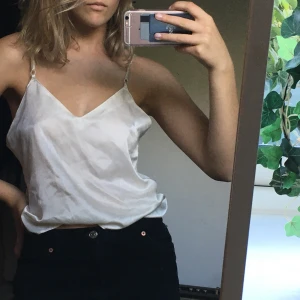 Linne  - Ett så fint å gulligt linne från H&M i storlek L, 60kr köparen står för frakten, skriv till mig om du är intresserad 💕💕