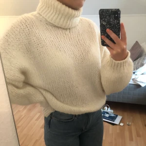 Stickad polo tröja - Säljer en jättemysig vit stickad tröja ifrån Chiquelle i storlek onesize. Kommer inte längre till användning och är använd endast fåtal gånger 💜