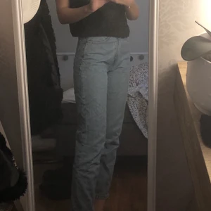 ZARA Jeans - Säljer dessa skit snygga jeans från Zara pga av att dom är för kort för mig (177cm). Knappt använda. Köparen står för frakt.