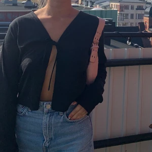 Tie front cardigan  - Säljer denna super trendiga cardigan från Prettylittlething Den är hyfsat liten i storleken så skulle säga att den vara en S eller M beroende på hur man vill att den ska sitta. Knappt använd säljer den för 130kr inklusive frakt ✨💙⚡️