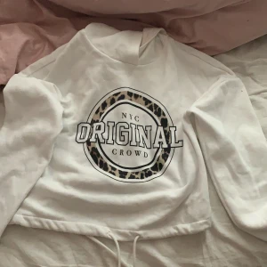 Croped hoodie från Gina tricot - Använd 2-4 gånger storlek xxs men jag är en S så den är lite större i storleken 