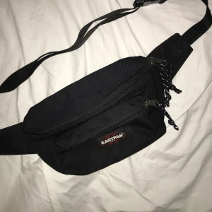 Midjeväska från Eastpak - Knappt använd midjeväska från Eastpak. Kan hämtas upp i Lund, om du vill ha den hemskickad tillkommer frakt.