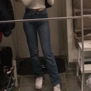 super snygga raka jeans - säljer dessa as snygga raka jeans från carin wester, säljer då de blivit försmå för mig🥺 frakt tillkommer på 63kr (spårbart) skriv för fler bilder💕☺️ 