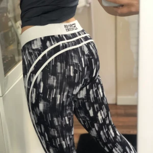 Better bodies träningstights - Tights från Better Bodies i storlek S/M. Väldigt skönt material och i fint skick. 