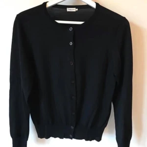 Filippa K, svart kofta, 100% ull - Filippa K Svart cardigan med knappar Strl M (Material på lapp) Liten lagning (se bild), annars fint skick!  Kan mötas i Stockholm eller skicka mot fraktkostnad! ✨🌸✨