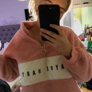 TEDDY TRÖJA - SUPER mysigt fleece, inte kommit till användning då jag har en likadan vit. Ifrån hm strl M. 💕