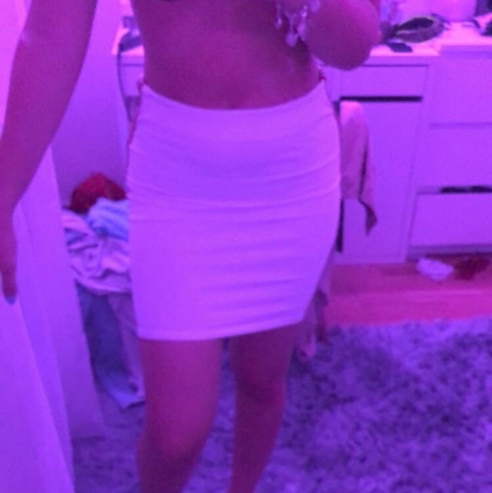 Väldigt fin vit kjol som är tyvär för liten för mig. Kjolar.