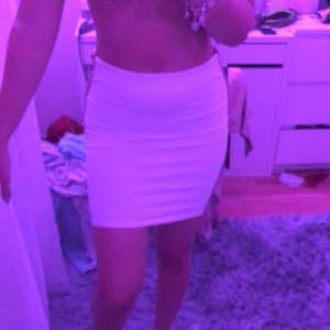 Väldigt fin vit kjol som är tyvär för liten för mig