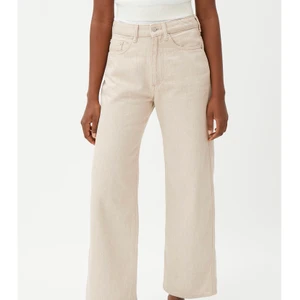 Weekday jeans  - Säljer mina super snygga jeans ifrån weekday i modellen ”veer”. Kommer tyvärr inte till någon användning därav säljer jag dom. Använd fåtal gånger och har tvättat dom 1 gång🥰 ordinarie pris 500kr säljer dom för 350kr