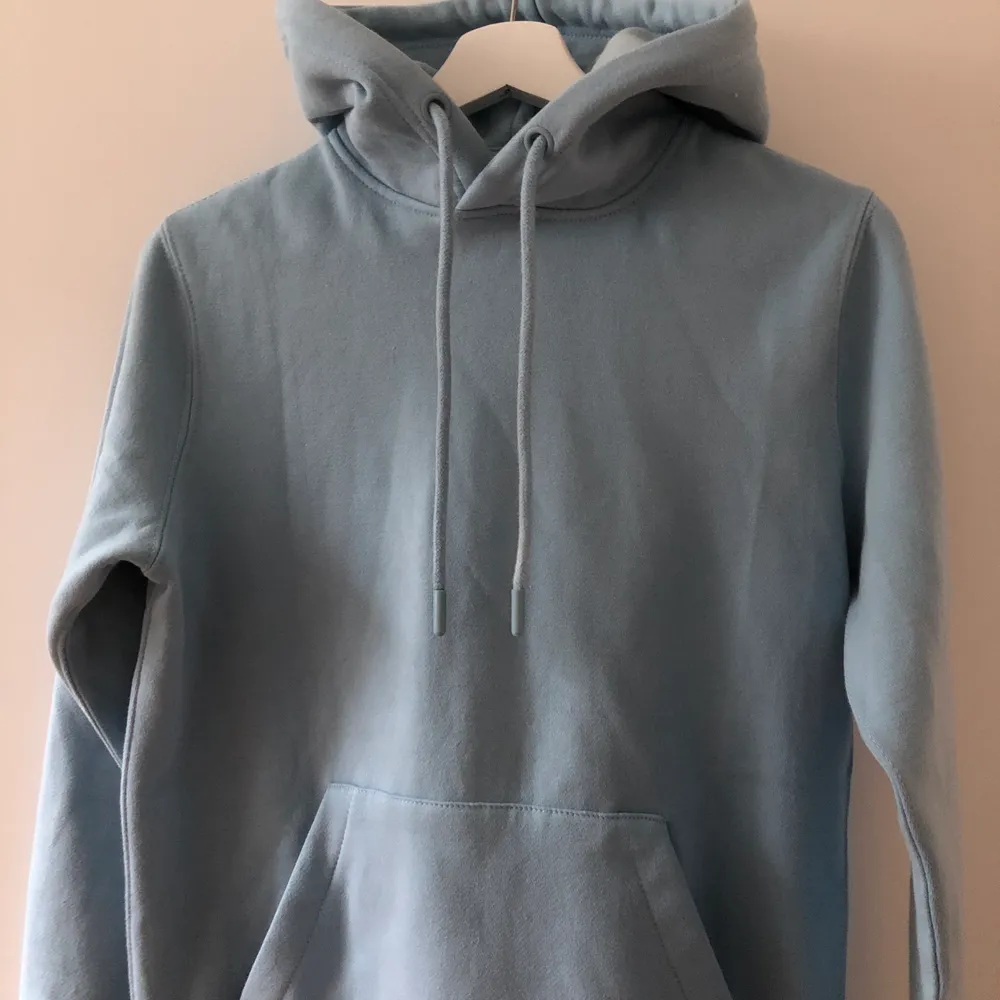 säljer denna superpopulära babyblå hoodien. säljs pågrund av  fel storlek, den är testad men inte använd mer än så. . Hoodies.