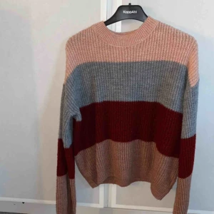  - Så mysig stickad tröja från nakd i storlek s. Köparen står för frakten 