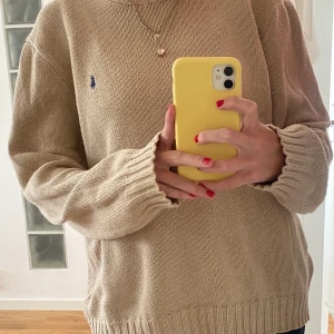 Ralph Lauren beige stickad tröja - Beige stickad tröja från Ralph Lauren. Tvättad. Herrstorlek M. Oversize på mig som bär strl XS/S. ✨ Har bud på 110kr ☺️