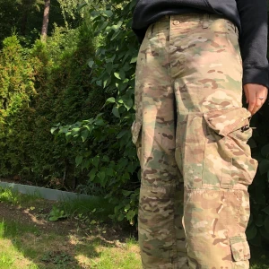 Cargo pants - Äkta miliitärbyxor köpta på Beyond Retro! Ascoola och bekväma. Lägg ett bud :) 