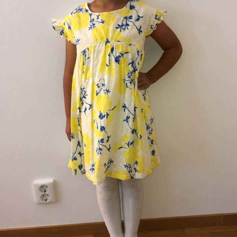 Fin somrig barnklänning!🌼 I citrongul med blåa detaljer🍋 (Skriv för fler bilder, kunden står för frakten som summan varierar beroende på varans vikt) . Klänningar.