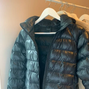 Höstjacka PeakPerformance - Inköpt oktober förra året, sparsamt använd, strl 160 passar xs💞