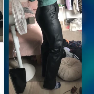 pösiga skinnbyxor från laXnakd - super snygga skinnbyxor tyvärr e för små för mig, från en kollektion i samarbete med Linn Ahlborg, finns tyvärr inte längre på nakd. Storlek 34. Frakt ingår i priset 🖤 blir de många intresserade så går de till högstbjudande! jag är 163 cm för referens 💙