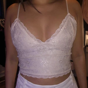 Champagne topp - Spetslinne från BiKBoK i champagnefärg, säljes för råkat köpa 2 st, bilden är S men finns även i xs, använd fåtal ggr o fint skkck, finns också en justerings grej på bandet i sista bilden