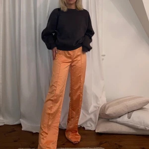 as snygga byxor🦊🍁🔥🍑🧡 - säljer dessa skit snygga orangea byxor från missguided. de är i en tall mosel så de är väldigt långa (ni ser på bilderna hur långa de är på mig och jag är 165cm) lappen sitter kvar.🧡🧡 frakt tillkommer på 63kr (spårbar)😃☺️