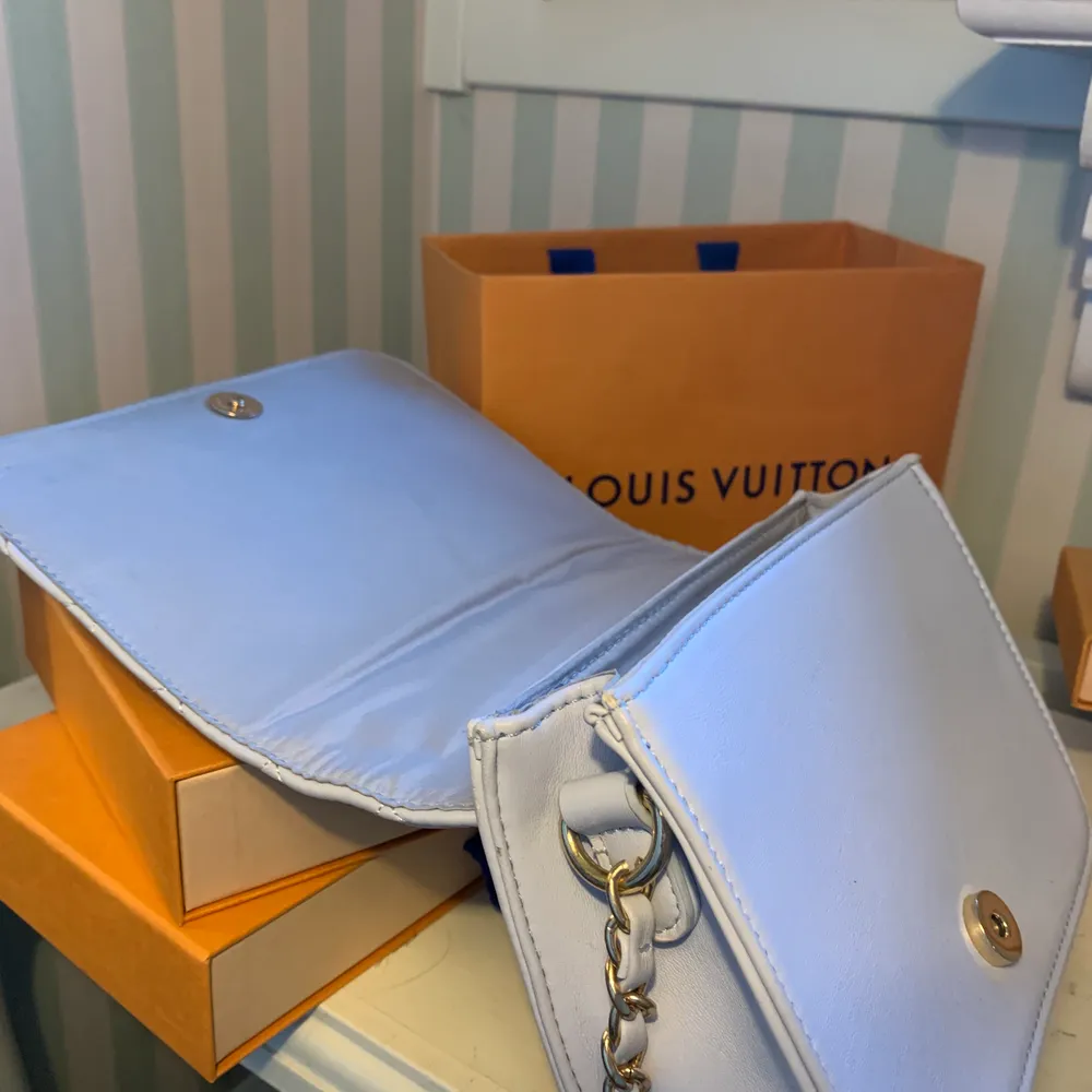 En blå axelväska/handväska från Miinto köpt i Polen. Oanvänd iprincip, fin ljusblå färg, kvalité även om det inte är ett dyrt märke! . Väskor.