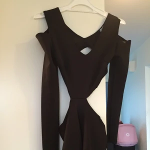  - En väldigt sexig klänning som visar dina former helt perfekt. Använd en gång. Skickas gärna mot postförskott. Har fler saker ute.