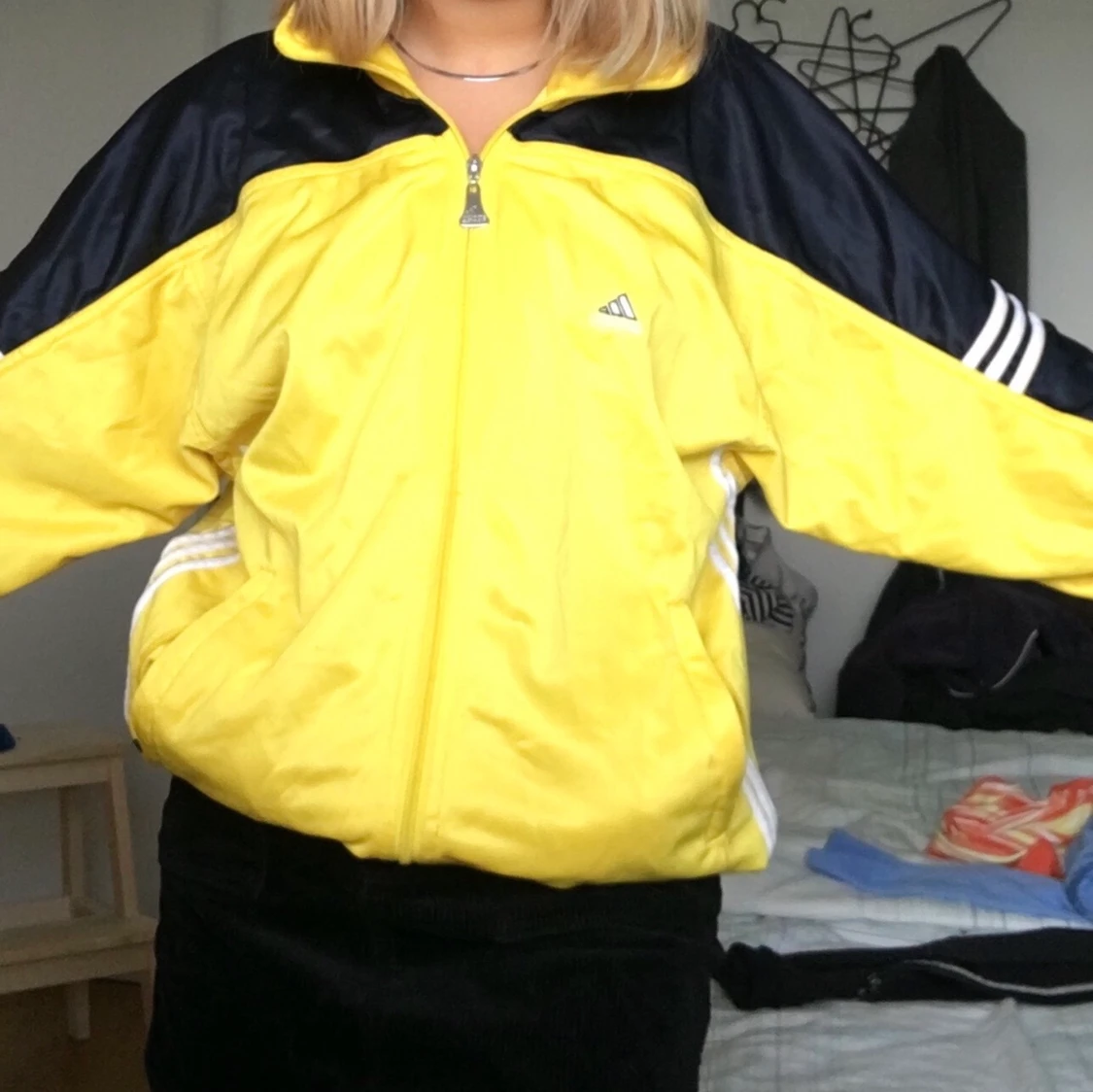 Retro gul adidas tjocktröja!  - 90