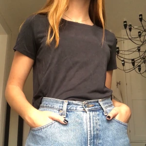 Svart mjuk tröja  - Säljer en super fin svart t-shirt från monki i ett otroligt mjukt material💞 Nypris: 199kr.   Frakt: 42kr