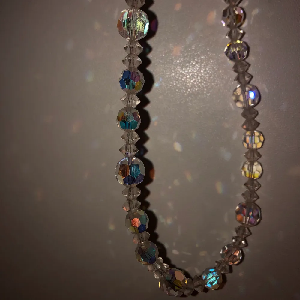Genomskinligt kristallhalsband 🦋 med pärlor i plast och silverspänne med stenar💫. Accessoarer.