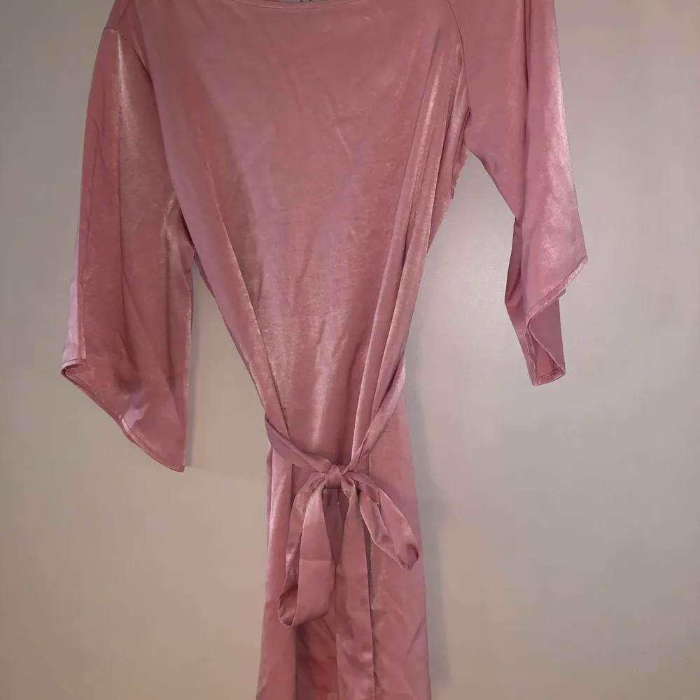 Rosa klänning, endast använd en gång! Från Hannaliscious x NAKD. Säljer för 150kr + frakt . Klänningar.