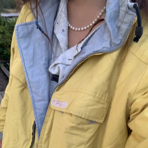 Vintage jacka - Cool vintage jacka som man kan vända ut och in!!! Så två jackor i en gul och grå/gu. Kan mötas upp i Stockholm annars står köparen för frakten :))