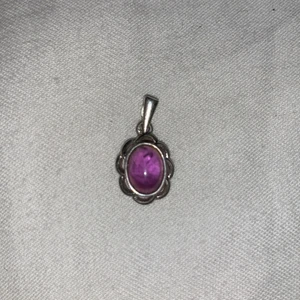 Hängsmycke, opal, silver - Hängsmycke gjort i silver (stämpel 835 baktill), fake lila opal. Nästan 1 cm långt. Pris kan diskuteras.