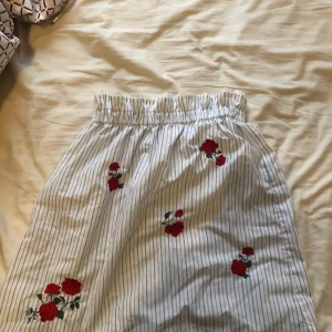 Kjol från hm - En jätte fin randig kjol med rosor på.