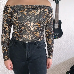 Mönstrad tröja  - En jätte fin tröja. Tröjan är i bra skick och jag tycker om den här jätte mycket men den är tyvärr en gnutta för liten för mig. ( gratis frakt) 💕💕