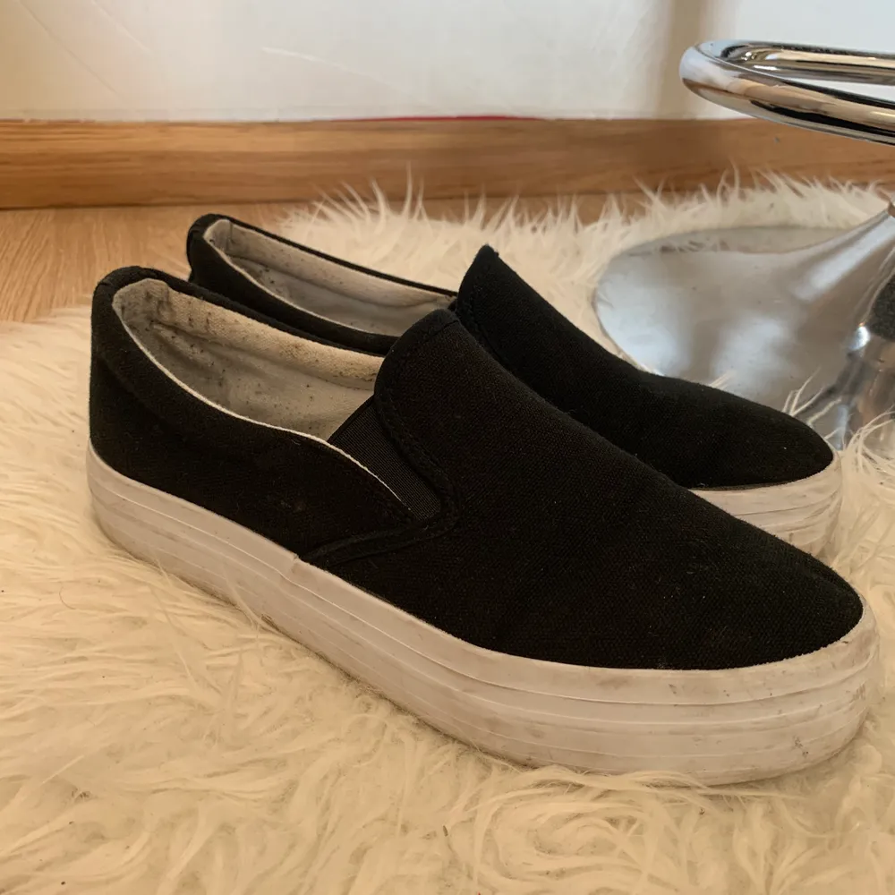 Ett bar basic sneakers som andvänts en period under sommaren, ett par skor i strl 39 som är i fint skick, sjävklart tvättas varan innan ni får den, säljs för 90kr där köparen står för frakten på 63kr 💜. Skor.