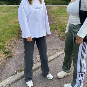 Raka jeans - Säljer dessa as snygga gråa jeans från ZARA i storlek 36! Jag är 165 cm (se bild 2 för att se hur de sitter på mig). Använd fåtal gånger eftersom de inte riktigt är min stil! Säljs för 350kr inklusive frakt, vid mycket intresse sker en budgivning! 😇💛