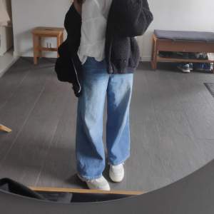 FRAKT INGÅR (79kr! Men kanske blir billigare) Jag säljer nu min vida jeans from HM storlek M, Jeansen är tyvärr lite för stort för mig i midjan men passar perfekt i längden då är jag 157.5 cm lång och innerbenslängd är 68cm. . Modellen är en high waist! 😊  ifall många är intresserade blir det en budgivning 💜!!! 