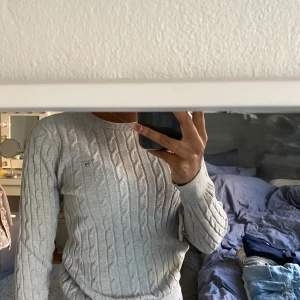 Gant kabelstickad tröja - Kabelstickad tröja från gant. Storlek S. Säljs för används ej. Bra passform. Frakt ingår ej i priset. 250 kr inklusive frakt!!