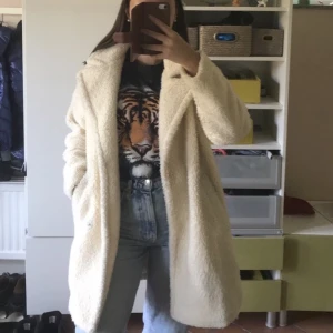 Teddy jacket - En varm teddy jacka som jag använt en vinter. Inget slitage alls förutom att den blivit lite missfärgad på insidan (be mig så skickar jag bild privat)💗  Är storlek S men passar även en M, beror på hur man vill att den ska sitta.